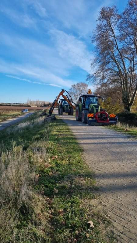 Convoi de tracteurs avec matériel de fauchage sur route de campagne